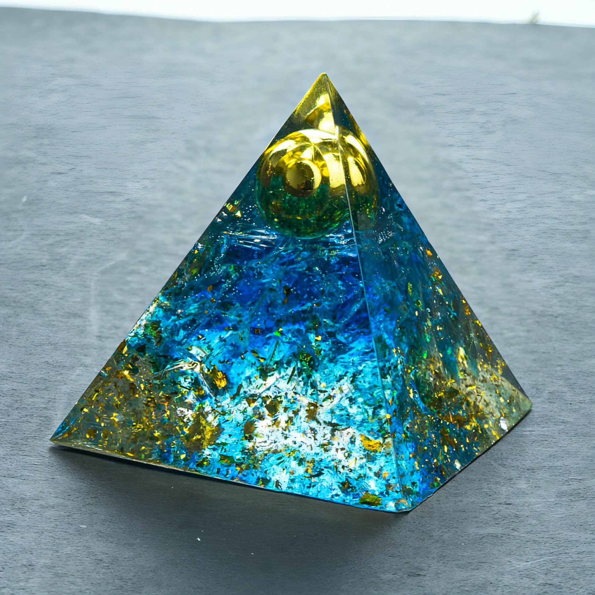 1.57Inch Natural Crystal Pyramid Energy Quartz Amethyst Reiki Healing Crystal Chakra Resin Pyramid Meditation Tool Home Decor